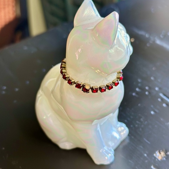 FENTON, OPALESCENT WHITE GLASS CAT FIGURINE. HAND PAINTED, GREEN EYES. - Picture 6 of 10